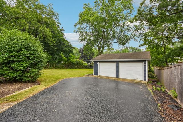 26W473 Parkway Drive, Winfield, IL 60190