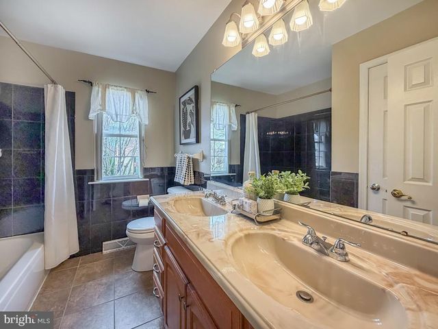 320 LAUREL OAKS DR, Langhorne, PA 19047