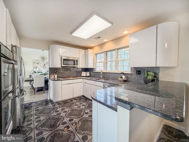 320 LAUREL OAKS DR, Langhorne, PA 19047