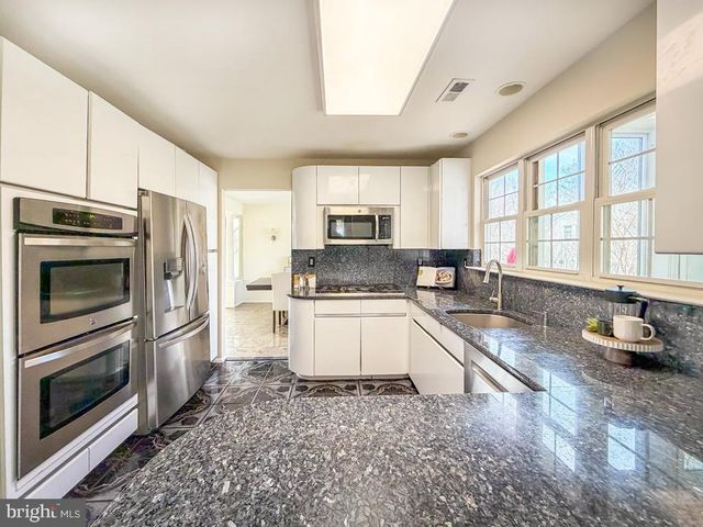 320 LAUREL OAKS DR, Langhorne, PA 19047