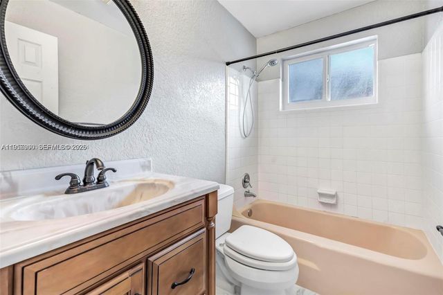 735 NE 38th St, Oakland Park, FL 33334