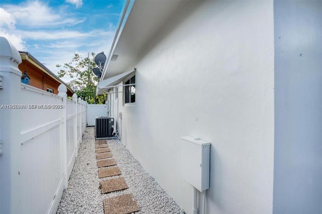 735 NE 38th St, Oakland Park, FL 33334