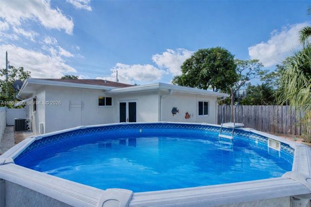 735 NE 38th St, Oakland Park, FL 33334
