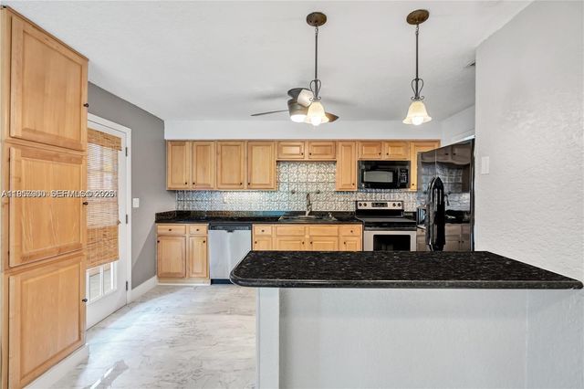 735 NE 38th St, Oakland Park, FL 33334