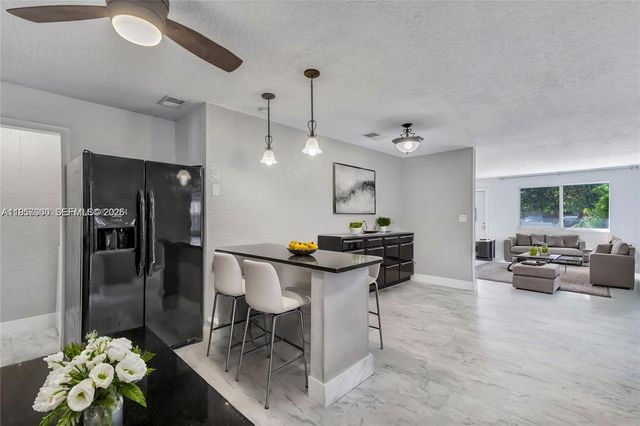 735 NE 38th St, Oakland Park, FL 33334