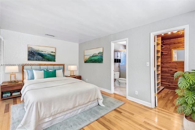 735 NE 38th St, Oakland Park, FL 33334