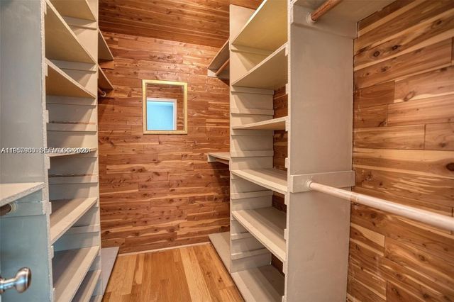 735 NE 38th St, Oakland Park, FL 33334