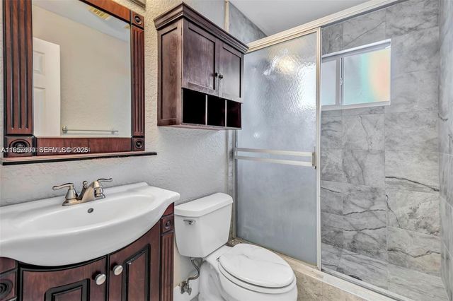 735 NE 38th St, Oakland Park, FL 33334