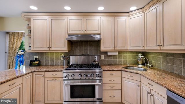 2002 LANTERN LN, Oreland, PA 19075