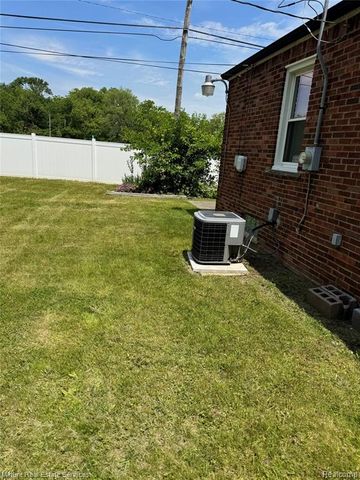 13585 Rockdale Street, Detroit, MI 48223