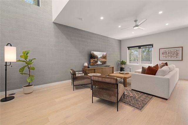 821 SE H Street, Bentonville, AR 72712