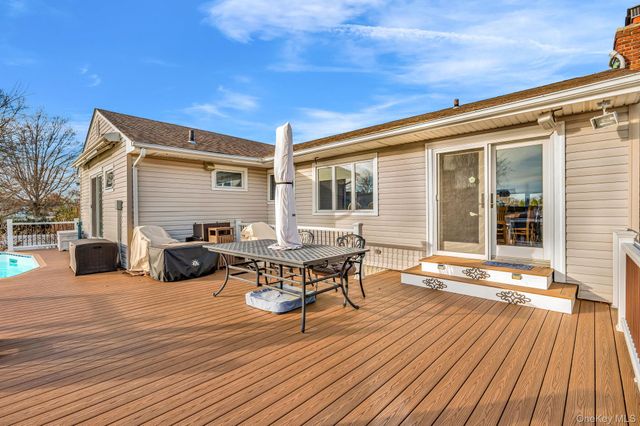 266 Bayview Avenue, Massapequa, NY 11758