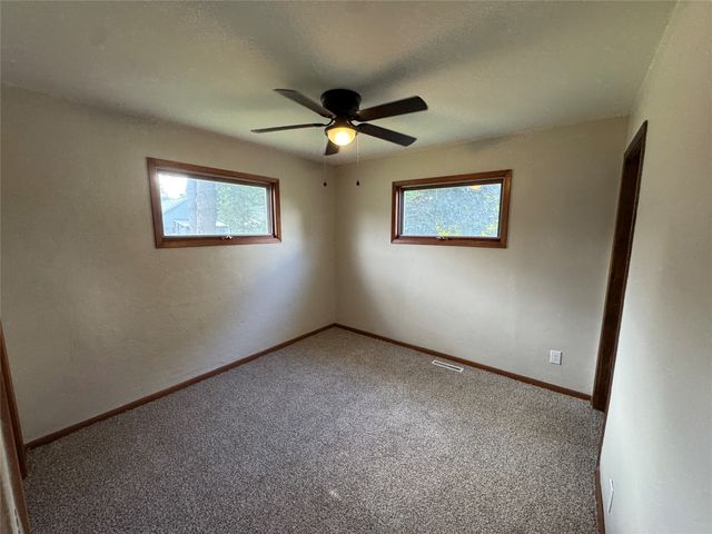 220 E 10th Street S, Newton, IA 50208