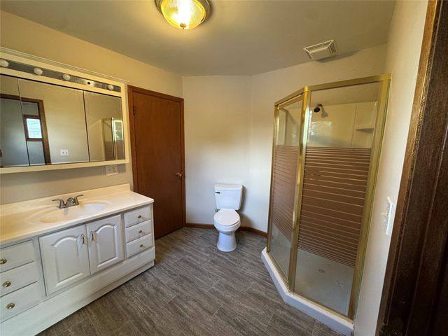 220 E 10th Street S, Newton, IA 50208
