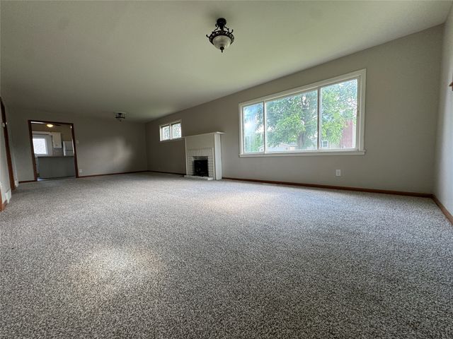 220 E 10th Street S, Newton, IA 50208