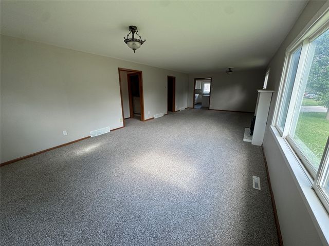 220 E 10th Street S, Newton, IA 50208