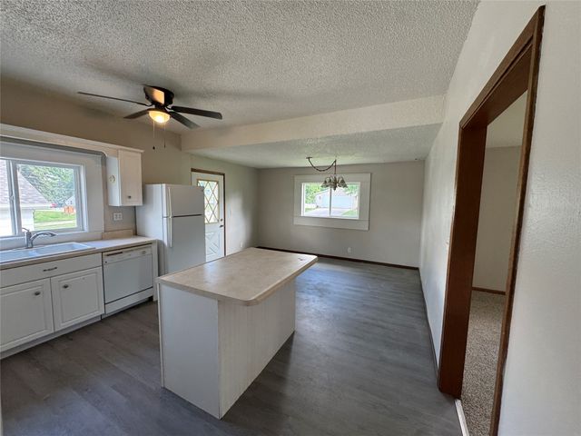 220 E 10th Street S, Newton, IA 50208