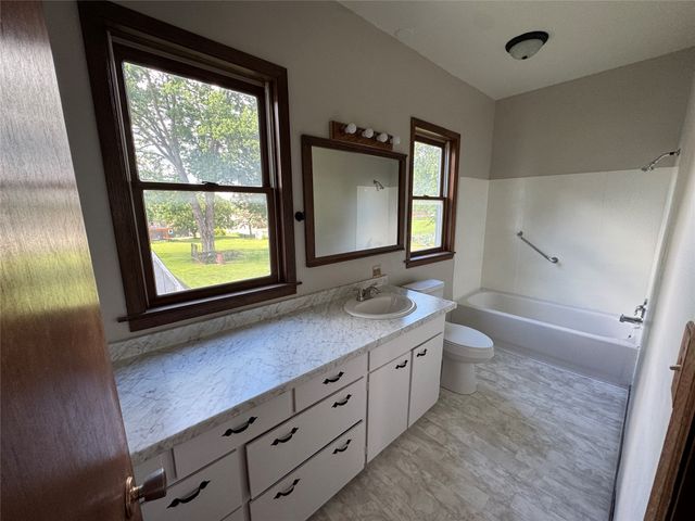 220 E 10th Street S, Newton, IA 50208