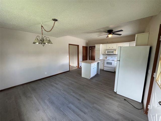 220 E 10th Street S, Newton, IA 50208