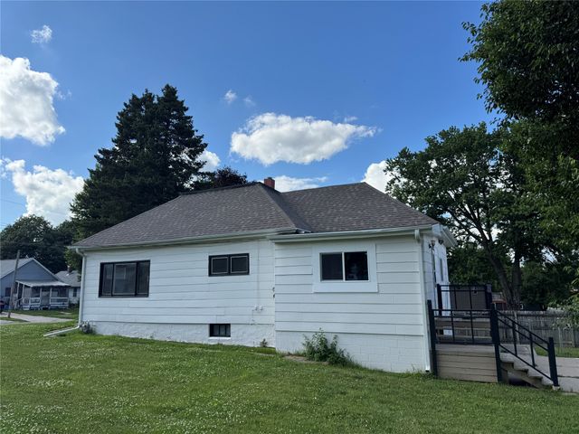 220 E 10th Street S, Newton, IA 50208