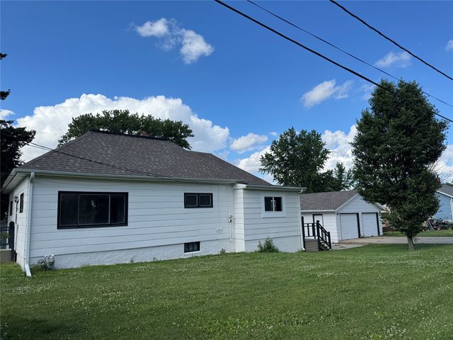 220 E 10th Street S, Newton, IA 50208