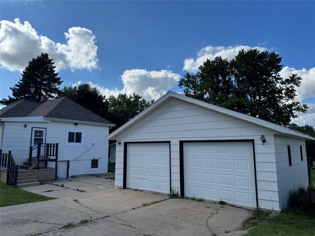 220 E 10th Street S, Newton, IA 50208