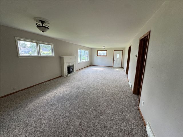 220 E 10th Street S, Newton, IA 50208