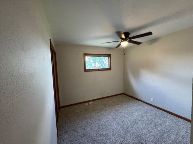 220 E 10th Street S, Newton, IA 50208