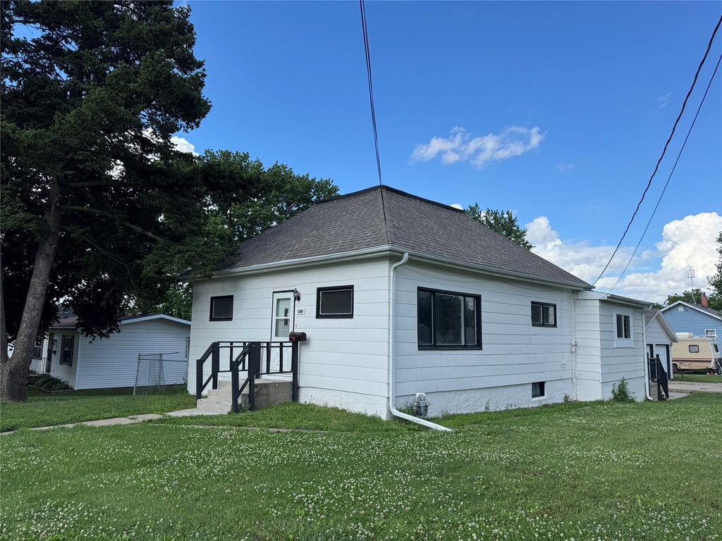 220 E 10th Street S, Newton, IA 50208
