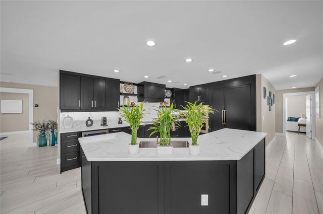 7149 LONGBOAT DRIVE N, Longboat Key, FL 34228