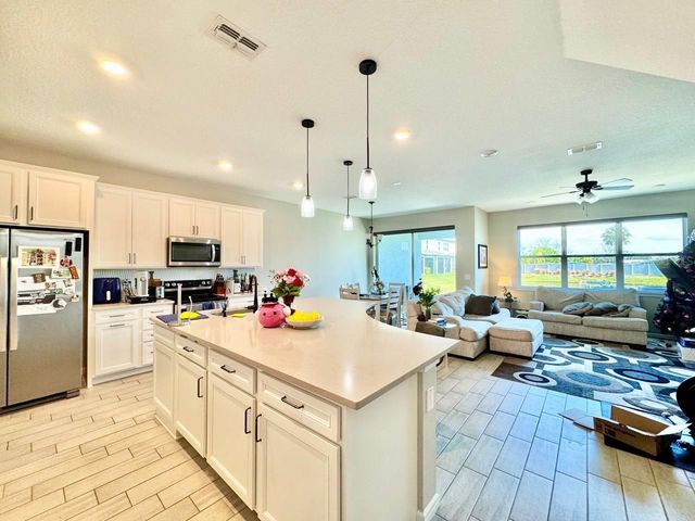 11281 BEACH WALK WAY NE, St Petersburg, FL 33716