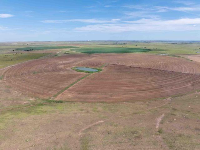 Bourquin Cattle 317 Ac, Follett, TX 79034