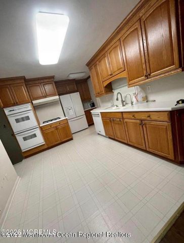 6 Teabury Lane, Oakhurst, NJ 07755