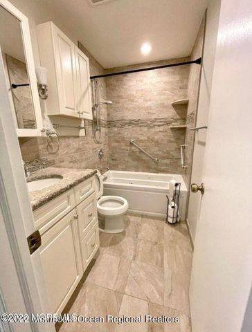 6 Teabury Lane, Oakhurst, NJ 07755