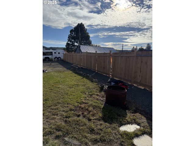 112 E State St, Ukiah, OR 97880