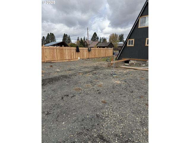 112 E State St, Ukiah, OR 97880