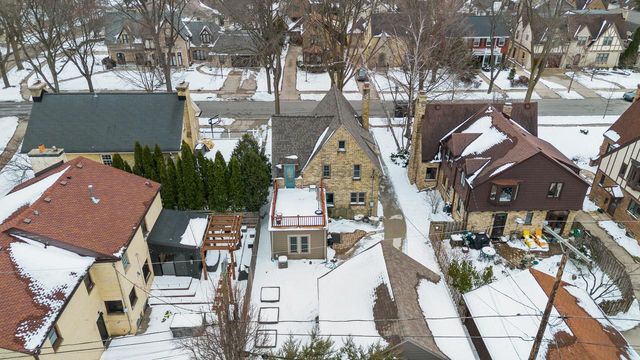 722 E Carlisle AVENUE, Whitefish Bay, WI 53217