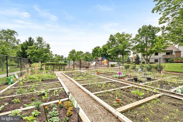 422 E RAVENS CREST DR, Plainsboro, NJ 08536