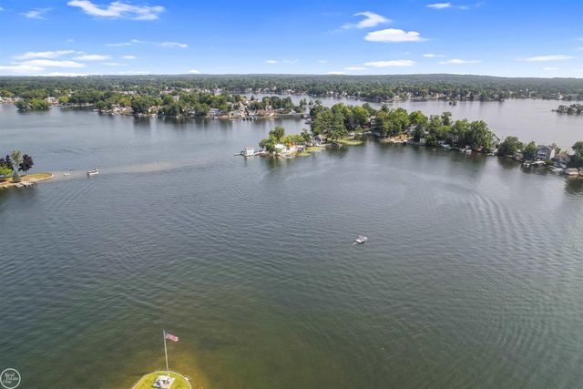 695 King Circle, Orion Twp, MI 48362