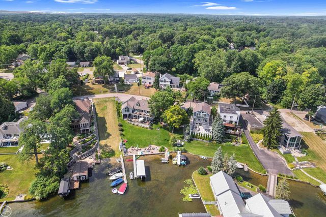 695 King Circle, Orion Twp, MI 48362