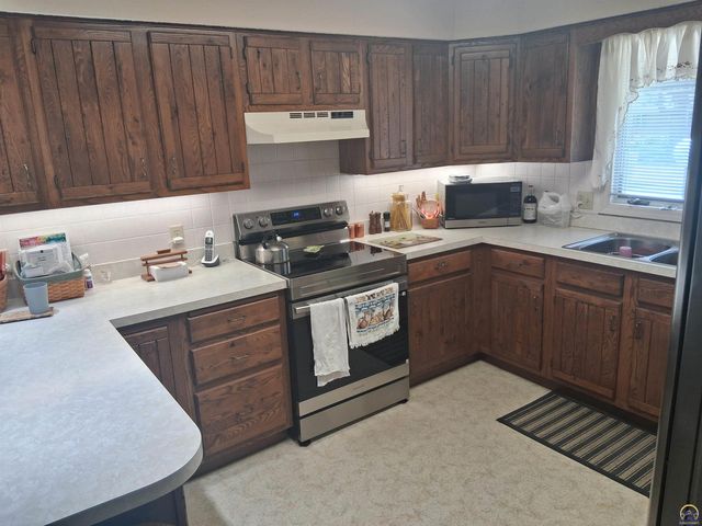 3731 SE 27th ST, Topeka, KS 66605