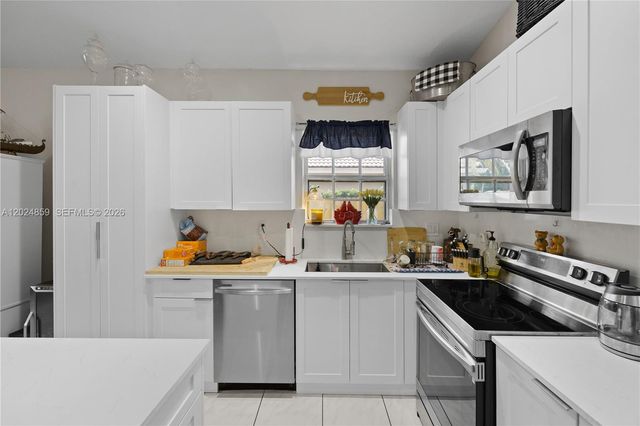 7831 NW 160th Ter, Miami Lakes, FL 33016