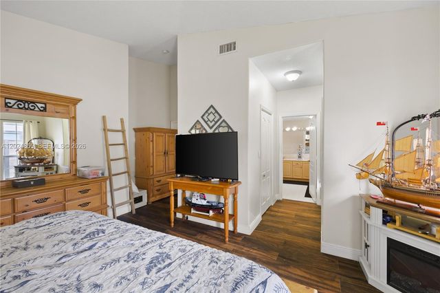 7831 NW 160th Ter, Miami Lakes, FL 33016