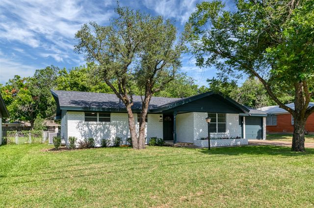 1138 Usher Street, Benbrook, TX 76126