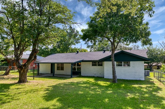 1138 Usher Street, Benbrook, TX 76126
