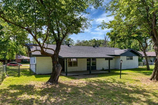 1138 Usher Street, Benbrook, TX 76126