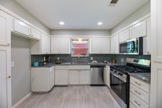 1138 Usher Street, Benbrook, TX 76126