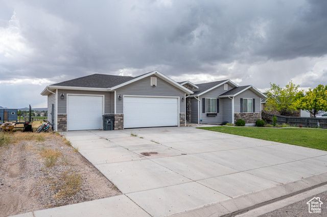 5203 N TOMAHAWK DR, Enoch, UT 84721