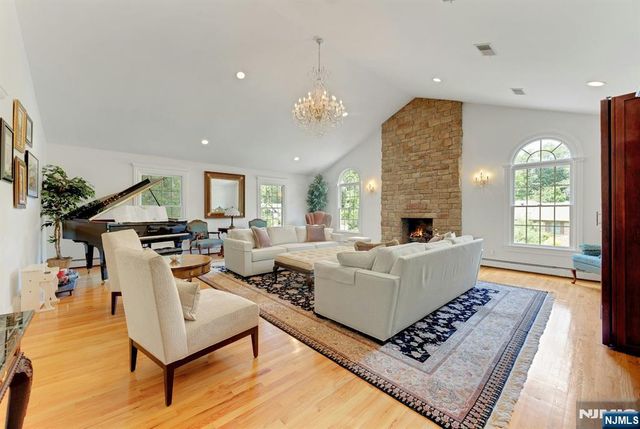 980 Briarwoods Road, Franklin Lakes, NJ 07417