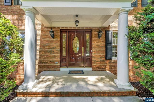 980 Briarwoods Road, Franklin Lakes, NJ 07417
